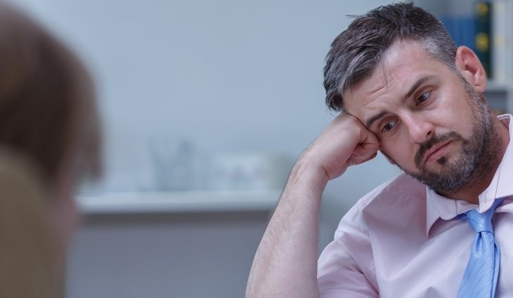 Una persona autodestructiva aleja a su pareja