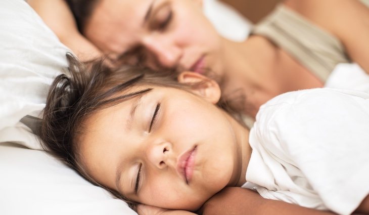 Es importante ir preparando la situación de que el niño se vaya a dormir solo con antelación