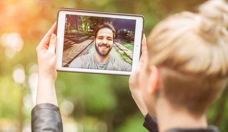 Debes aprovechar las nuevas tecnologías para hablar con tu pareja
