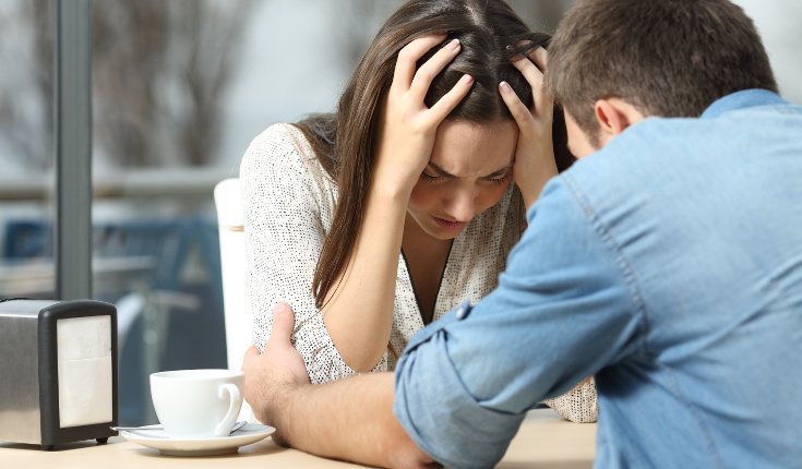 Apóyate en otras personas para superar el duelo, recibas o no ayuda psicológica