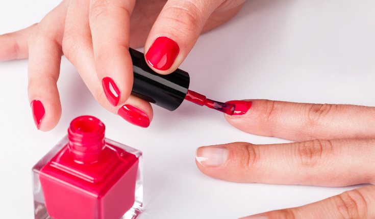 Intenta mantener las uñas cuidadas para disuadirte ante la tentación de moderlas