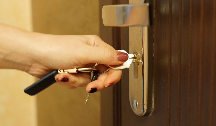 Por ejemplo, una personas con Trastorno Obsesivo Compulsivo necesita comprobar muchas veces que ha cerrado la puerta aunque sepa que lo hizo
