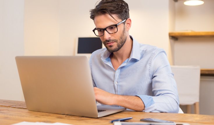 La sobrecarga de trabajo y la falta de recursos para llevarlo a cabo generan tecnoestrés