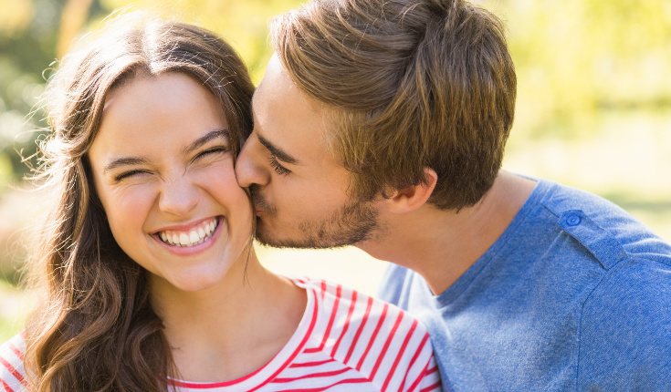 Un tipo de poliamor frecuente consiste en tener parejas simultáneas de igual estatus