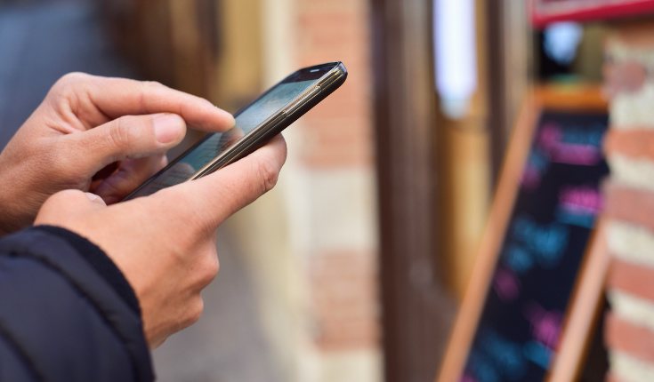 Prueba a ir dejando el móvil en casa en algunos momentos en los que no lo vayas a necesitas