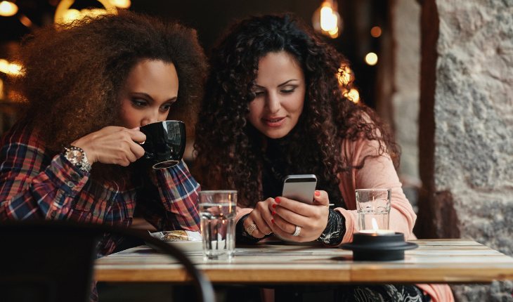 Los amigos demasiado cotillas con las vidas de los demás pueden hacer lo mismo contigo