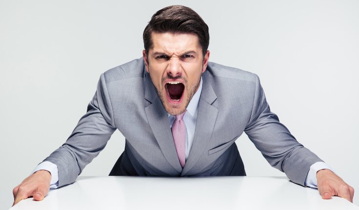 Evita descargar tus emociones negativas explotando o siendo agresivo/a