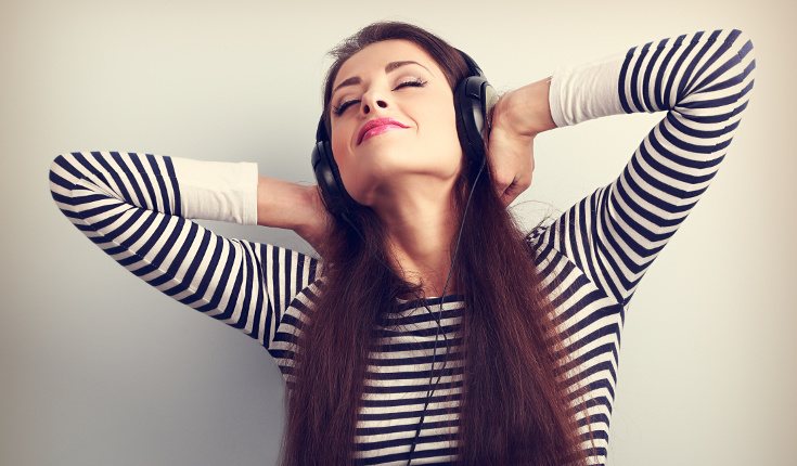 Escuchar música te puede ayudar a dormir mejor y reducir el estrés