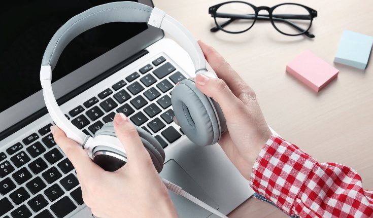 Escuchar música mientras realizas una actividad cognitiva te puede ayudar en tu rendimiento