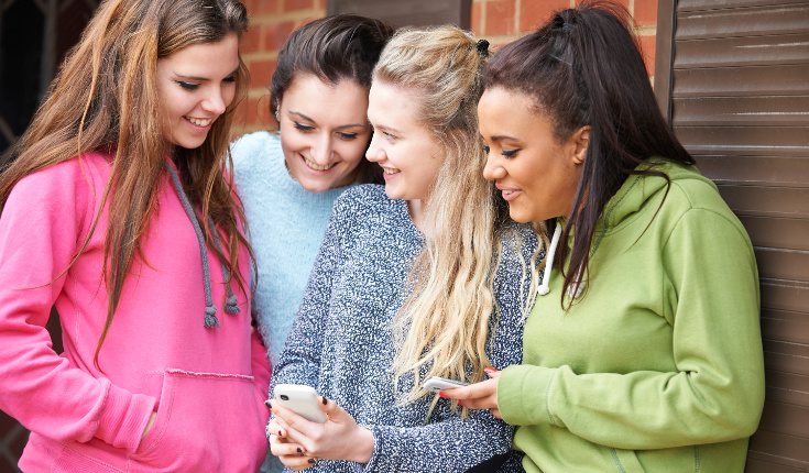 En la adolescencia es normal, natural y deseable que tus hijos quieran pasar más tiempo con sus amigos