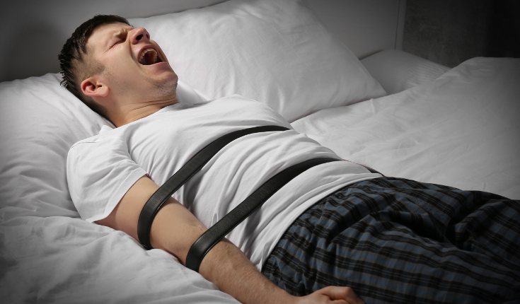 Durante unos minutos, al persona con parálisis del sueño está despierta pero no se puede mover