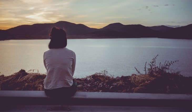 Una persona introvertida se siente abrumada más fácilmente por los estímulos externos