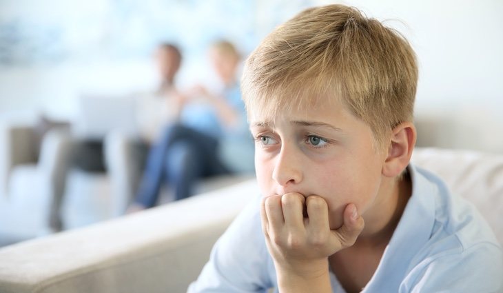 La ansiedad infantil puede aparecer por factores como la presión y el acoso escolar