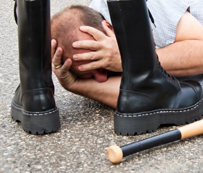 Cuando se produce un prejuicio, también pueden producirse estereotipos, discriminación e incluso acoso