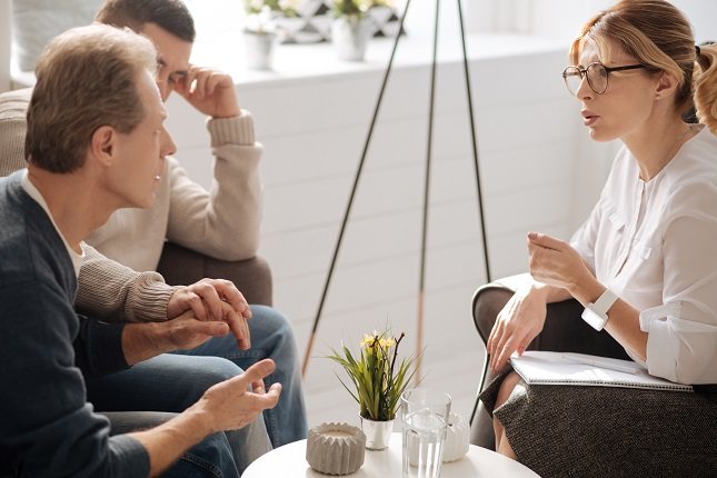 Las personas a menudo forman impresiones de otros muy rápidamente con una información mínima