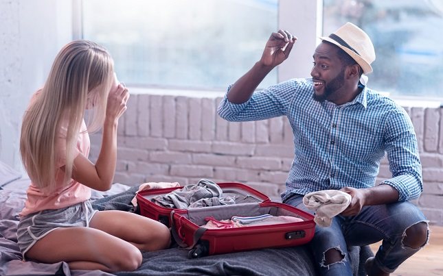 La categorización social tiene aspectos positivos y también negativos