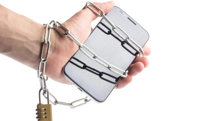 Prueba a dejar el móvil en casa en algunos momentos en los que no lo vayas a necesitas