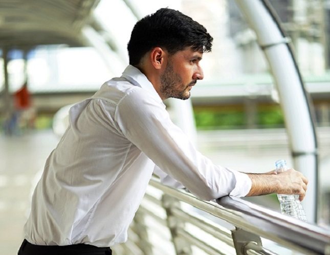 Lo primero que debes tener en cuenta es prestar atención a las señales no verbales de otras personas