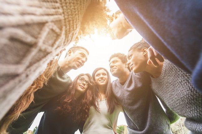 Una conducta se considera prosocial cuando está destinada a ayudar a otras personas