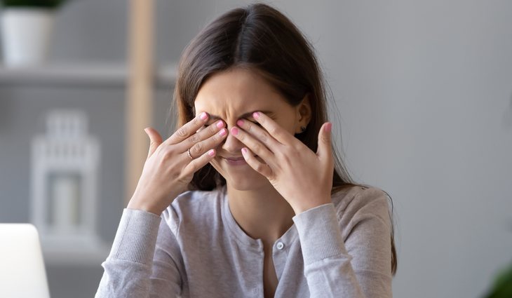 Algunos de los síntomas de la basofobia son la cefalea y los problemas de visión