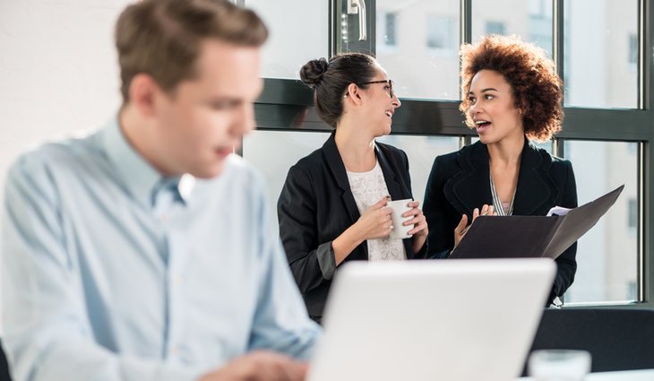 Una persona introvertida no es tan socialmente abierta como los demás