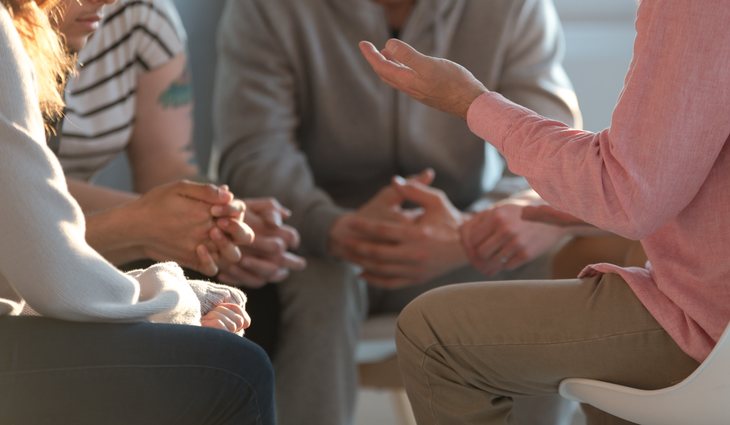 Cuando se encuentra rodeada de gente se mantiene en silencio