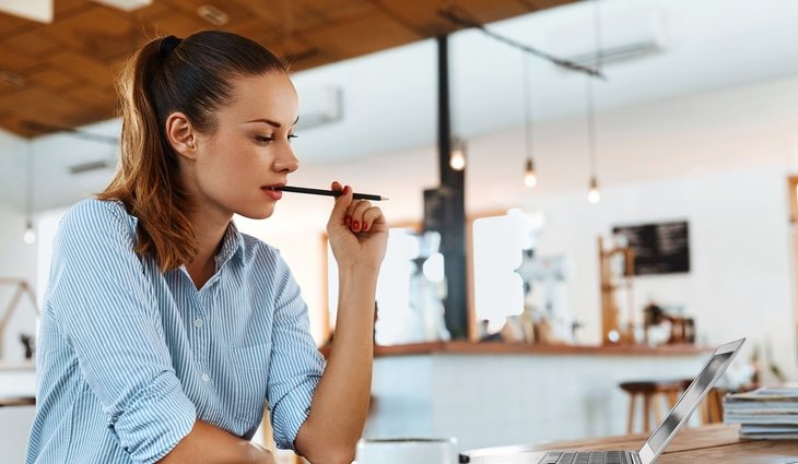 Es necesario tener un sitio de trabajo fijo dentro de casa y que esté bien organizado