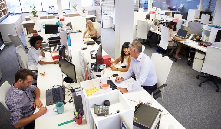 El tener a personas trabajando a tu alrededor normalmente aumenta la productividad