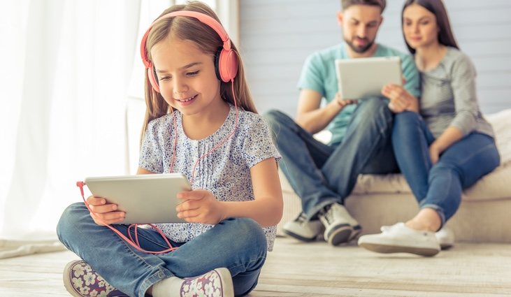 Los padres tiene que hacer un uso moderado de los aparatos tecnológicos