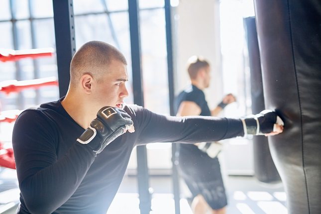 Calienta con saltos o trota antes de golpear el saco