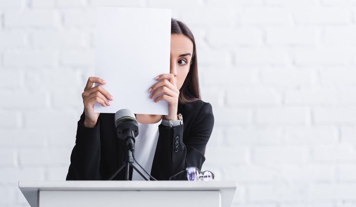 Practica delante de un espejo o con amigos y familia