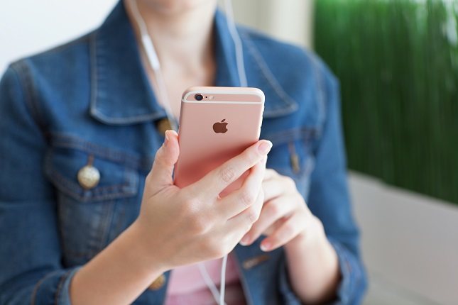 Las personas sienten el impulso de ver las redes sociales de las personas que conocen