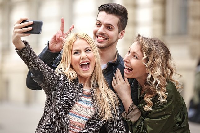 Las personas extrovertidas suelen ser grandes conversadores