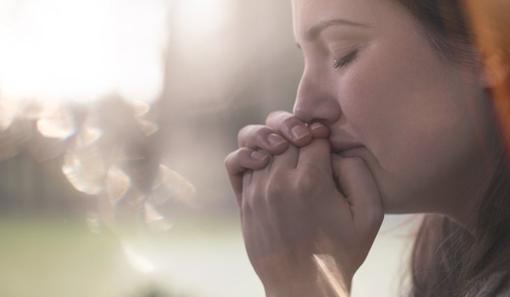 Uno de los síntomas que primero aparecen es el miedo y la ansiedad