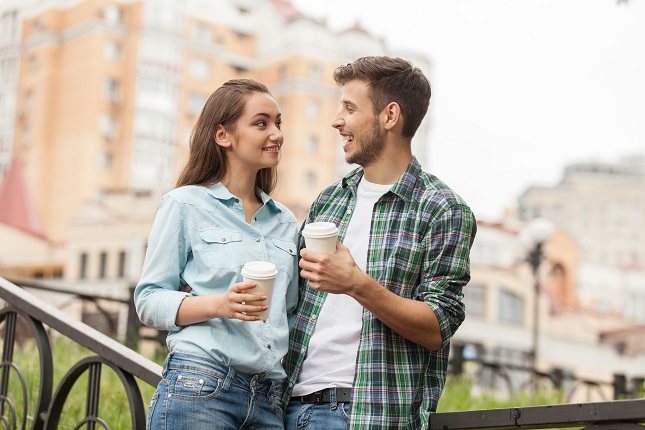 Uno de los errores más grandes que suelen cometer las personas al coquetear es hablar demasiado