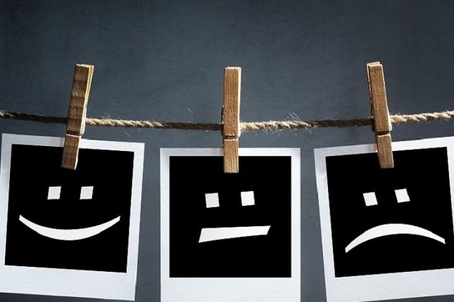 Las personas comúnmente se encuentran en una montaña rusa