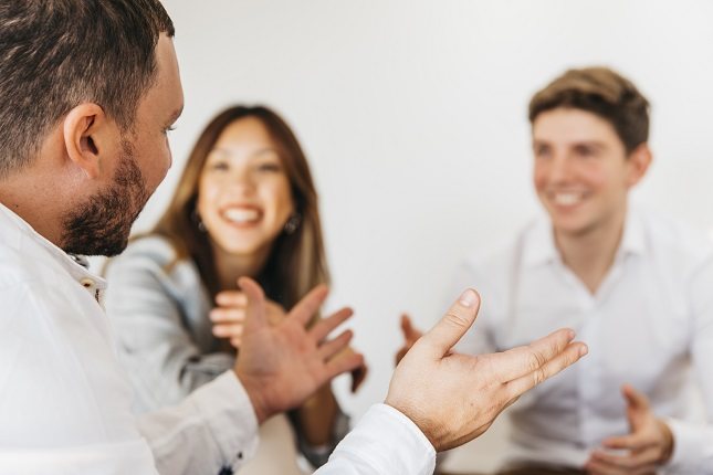 Son muchas las personas que se sienten incómodas cuando tienen que comenzar una nueva conversación